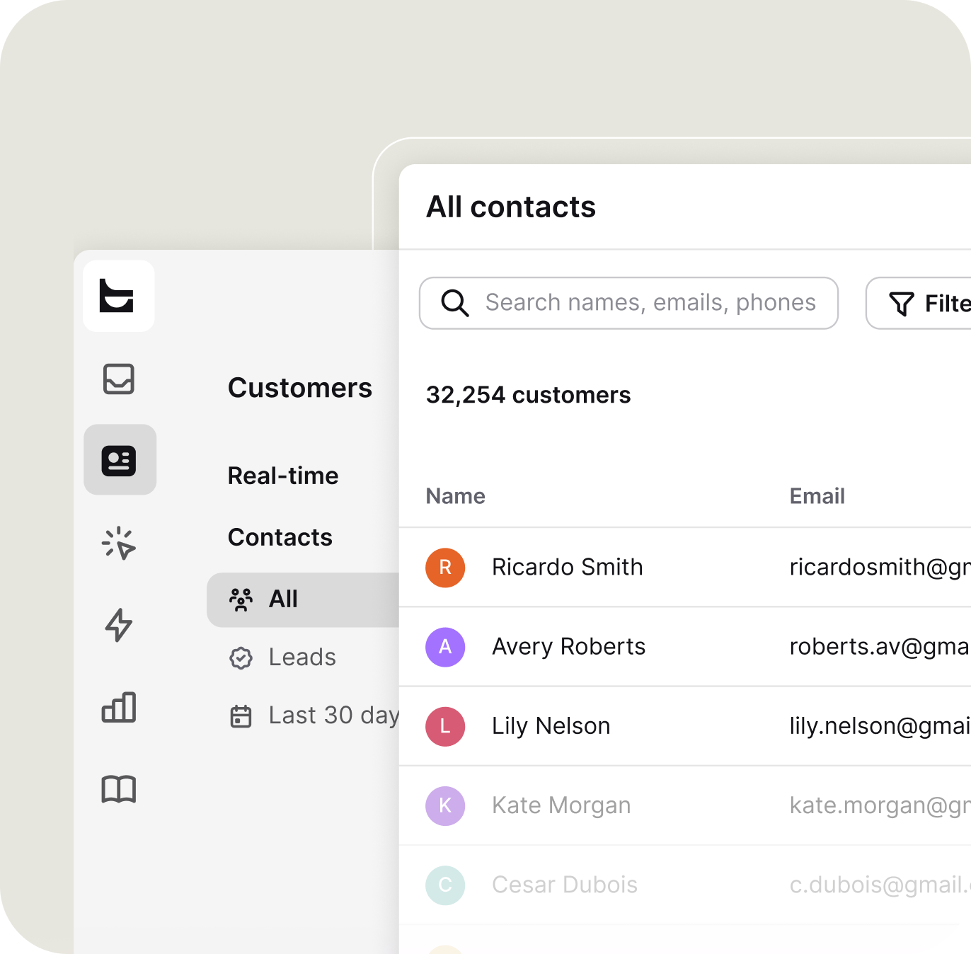 Customer list interface showing contacts, real-time visitor data, customer details, and ticket information.